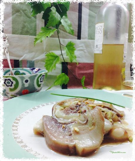 Pastel de cerdo con salsa de cebolla y pistachos Pastel de cerdo con salsa de cebolla y pistachos