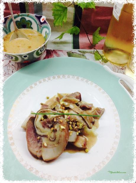 Pastel de cerdo con salsa de cebolla y pistachos Pastel de cerdo con salsa de cebolla y pistachos