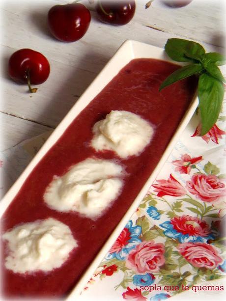 GAZPACHO DE CEREZAS CON GRANIZADO DE QUESO