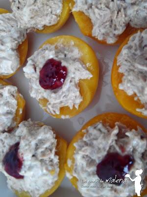 Melocotones rellenos de atún