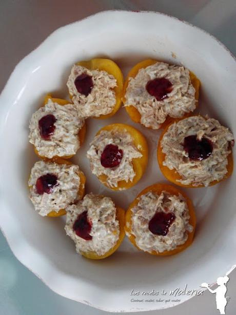 Melocotones rellenos de atún