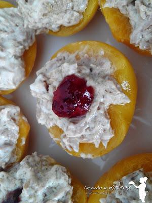 Melocotones rellenos de atún