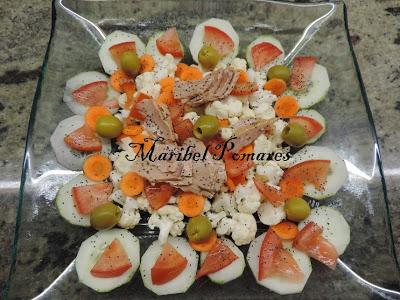 Ensalada de coliflor, pepino, tomate, zanahoria, atún, olivas, queso y semillas de amapola.