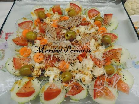 Ensalada de coliflor, pepino, tomate, zanahoria, atún, olivas, queso y semillas de amapola.