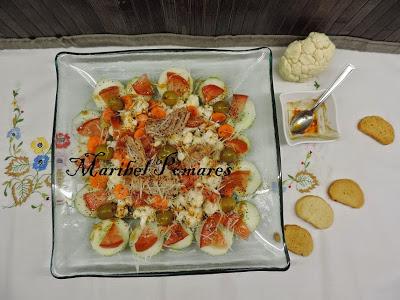 Ensalada de coliflor, pepino, tomate, zanahoria, atún, olivas, queso y semillas de amapola.