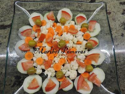 Ensalada de coliflor, pepino, tomate, zanahoria, atún, olivas, queso y semillas de amapola.