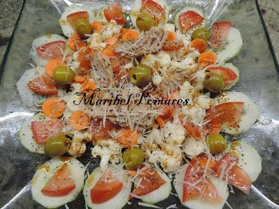 Ensalada de coliflor, pepino, tomate, zanahoria, atún, olivas, queso y semillas de amapola.