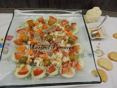 Ensalada de coliflor, pepino, tomate, zanahoria, atún, olivas, queso y semillas de amapola.