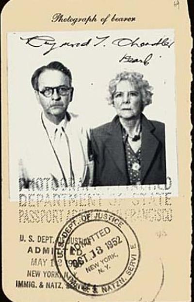 Pasaporte de Raymond Chandler y su esposa Cissy Pascal