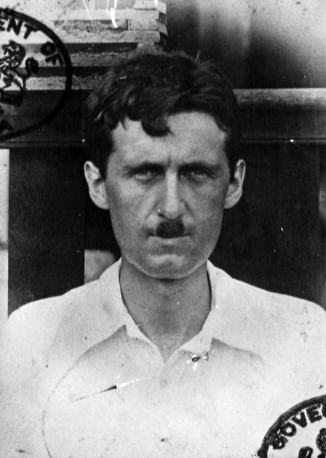 Fotografía del pasaporte de George Orwell