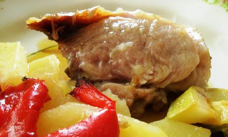 Codillo al Horno con Patatas y Verduras