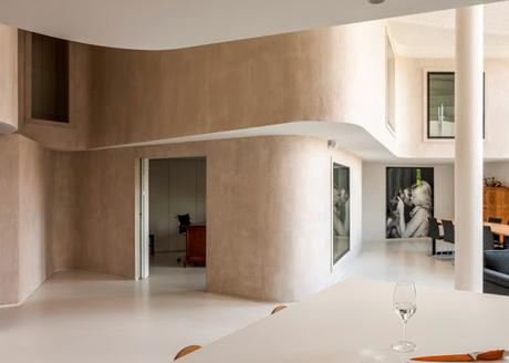 Un antiguo almacén, transformado en un loft de líneas curvas.