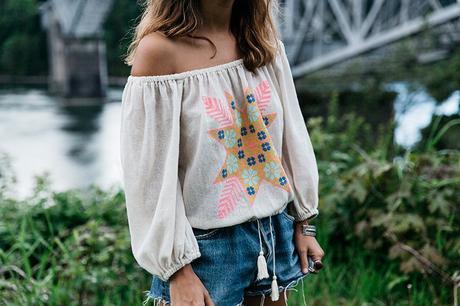 Bridge_Of_The_Gods-Oregon-Cascade_locks-Off_The_Shoulders_Top-Levis_Vintage-Lace_Up_Espadrilles-Outift-Collage_Vintage-17