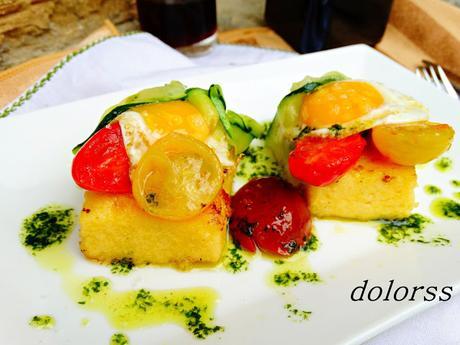 Pastelitos de polenta con huevos de codorniz