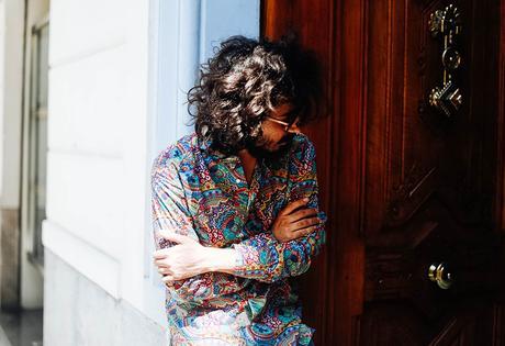 70s-outfit-for-men-shoppening-night-valencia-blackape-print-shirt-jeans-loafers-glamournarcotico-charlie-cole-street-style-menswear (1)