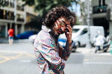 70s-outfit-for-men-shoppening-night-valencia-blackape-print-shirt-jeans-loafers-glamournarcotico-charlie-cole-street-style-menswear (8)