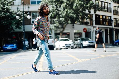 70s-outfit-for-men-shoppening-night-valencia-blackape-print-shirt-jeans-loafers-glamournarcotico-charlie-cole-street-style-menswear (3)