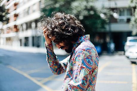 70s-outfit-for-men-shoppening-night-valencia-blackape-print-shirt-jeans-loafers-glamournarcotico-charlie-cole-street-style-menswear (7)