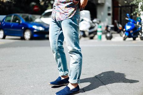 70s-outfit-for-men-shoppening-night-valencia-blackape-print-shirt-jeans-loafers-glamournarcotico-charlie-cole-street-style-menswear (5)