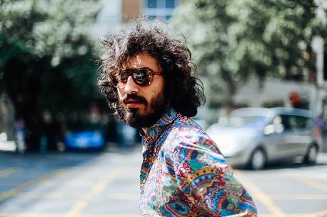 70s-outfit-for-men-shoppening-night-valencia-blackape-print-shirt-jeans-loafers-glamournarcotico-charlie-cole-street-style-menswear (6)