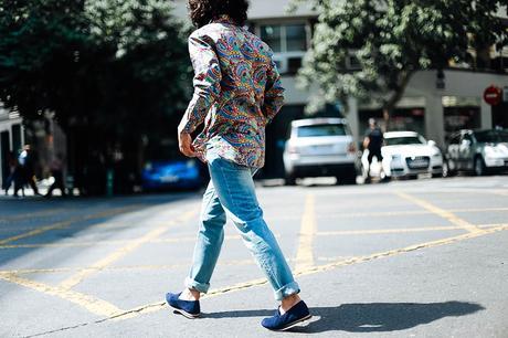 70s-outfit-for-men-shoppening-night-valencia-blackape-print-shirt-jeans-loafers-glamournarcotico-charlie-cole-street-style-menswear (4)
