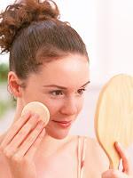 Mujer aplicándose maquillaje