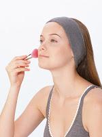 Mujer aplicándose polvos sueltos