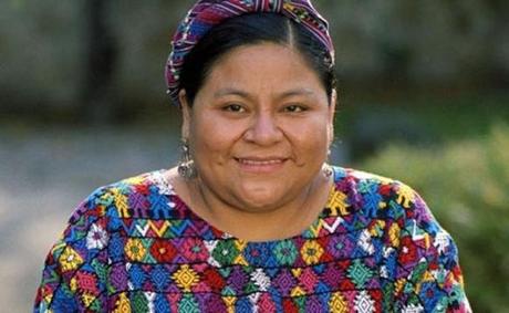 Rigoberta Menchú llega a Ecuador para palpar contaminación de Chevron-Texaco.