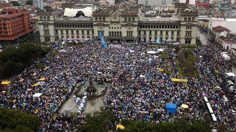 Gobiernos de Guatemala, Honduras y Perú, asediados por crecientes protestas sociales