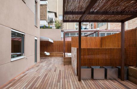 viviendas lujo barcelona Unir dos pisos por una escalera revestimientos madera roble interiores barcelona estilo nórdico minimalista distribución diáfana cocinas modernas blog decoracion interiores 