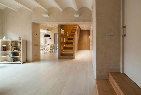 viviendas lujo barcelona Unir dos pisos por una escalera revestimientos madera roble interiores barcelona estilo nórdico minimalista distribución diáfana cocinas modernas blog decoracion interiores 