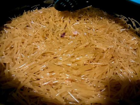 FIDEOS TOSTADOS CON LANGOSTINOS Y ALIOLI DE PIMIENTO DE PIQUILLO