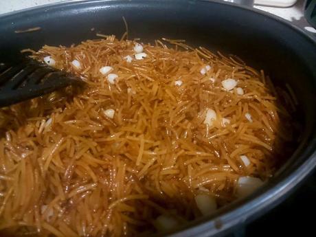 FIDEOS TOSTADOS CON LANGOSTINOS Y ALIOLI DE PIMIENTO DE PIQUILLO
