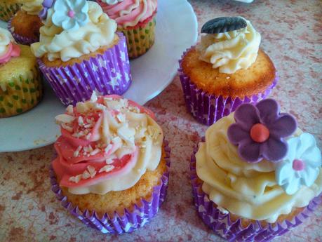 CUPCAKES DE CHOCOLATE BLANCO CUPCAKES DE CHOCOLATE BLANCO