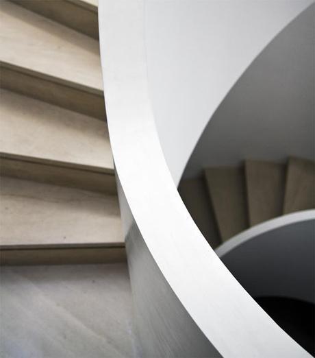 A-cero Projects AL DETALLE: ESCALERA DE CARACOL EN LA VIVIENDA A-CERO AL NORESTE DE MADRID