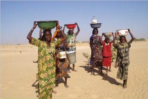 Mujeres en Mao, donde el agua es administrada por una torre de agua. El acceso al agua potable es a menudo un problema en Chad.