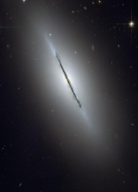 La galaxia NGC 5866