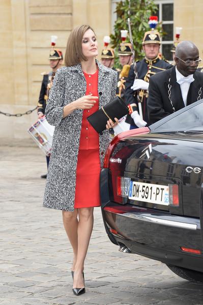 Dña. Letizia se despide de París vestida con sahariana