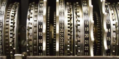 Tim Cook, CEO de Apple, carga contra Google y Facebook