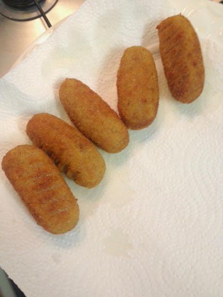 CANAPÉ DE  CROQUETAS DE POLLO CON AGUACATE, CEBOLLA, NUECES  Y CILANTRO