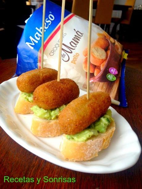 CANAPÉ DE  CROQUETAS DE POLLO CON AGUACATE, CEBOLLA, NUECES  Y CILANTRO