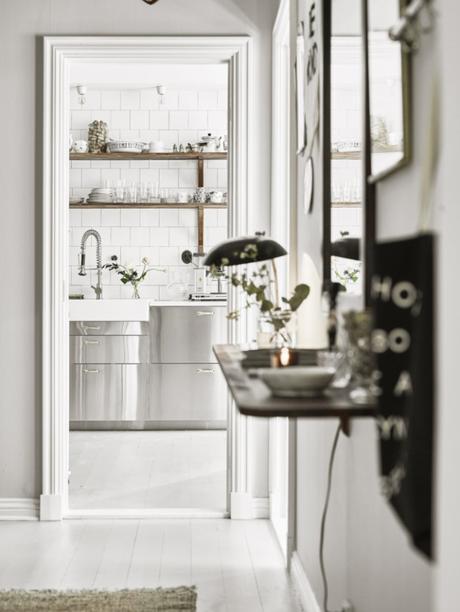 Con papel de flores en la pared.Aire retro para tu decoracion ML25