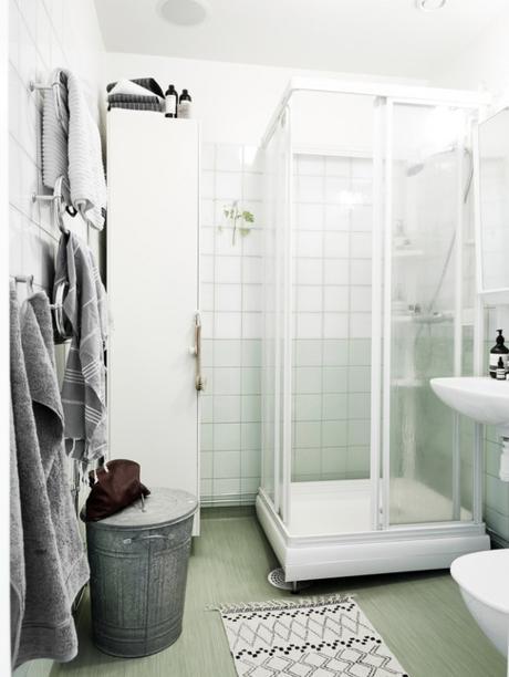 Con papel de flores en la pared.Aire retro para tu decoracion ML30