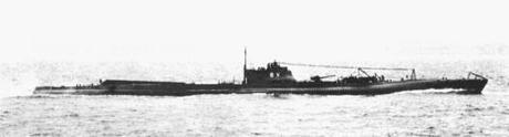 El submarino japonés I-8 entrando en la bahía de Kagoshima- Fuente y autoría: Desconocida (dominio público)