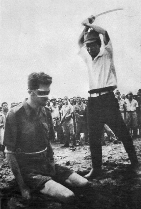 Prisionero de guerra a punto de ser decapitado en 1943. Fuente y autoría: Desconocida (dominio público), vía WIkimedia.