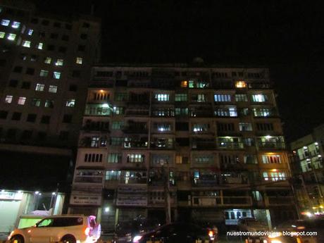 Yangón;  la Pagoda de Shwedagon o donde peregrinan todos los birmanos