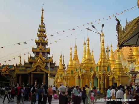 Yangón;  la Pagoda de Shwedagon o donde peregrinan todos los birmanos