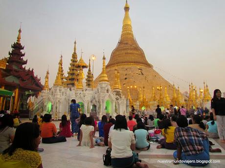 Yangón;  la Pagoda de Shwedagon o donde peregrinan todos los birmanos