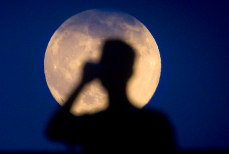 El cielo en el cerebro: La fascinante relación entre la Luna y los neurotransmisores