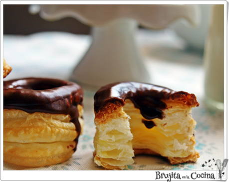 Rosquillas de hojaldre chocolateadas